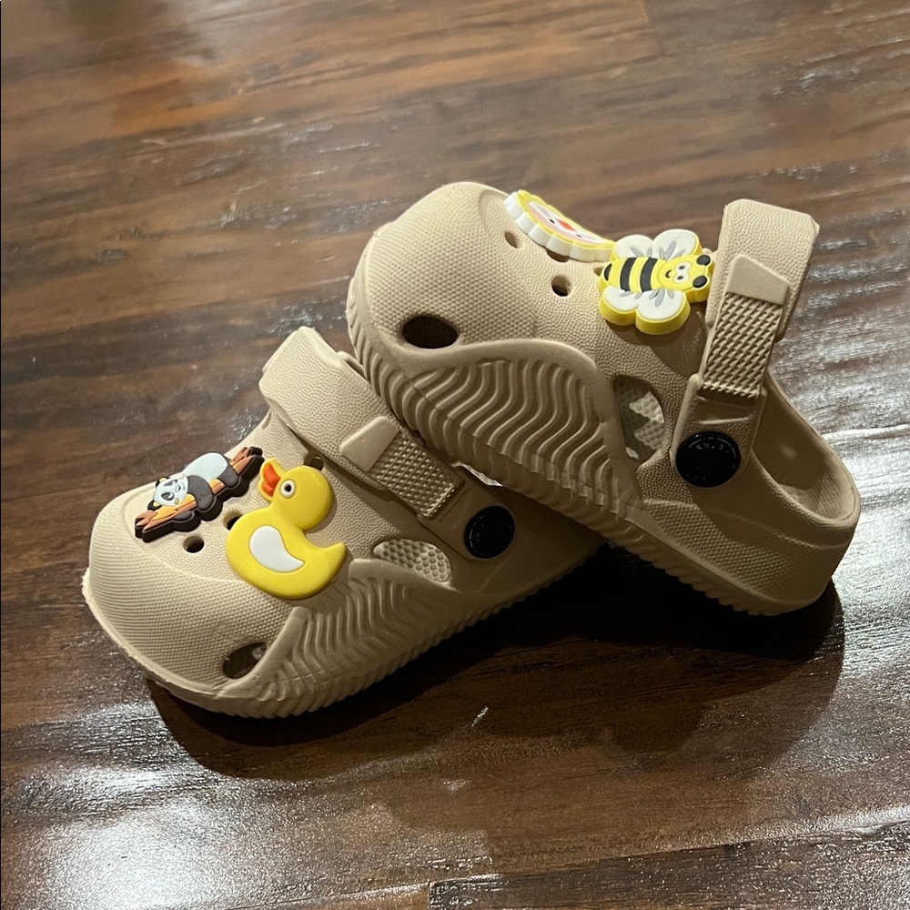 Kids Beige Clogs with Fun Charms SIze 12-18 Months (Size 4- 4.5 ) - Picture 8 of 8